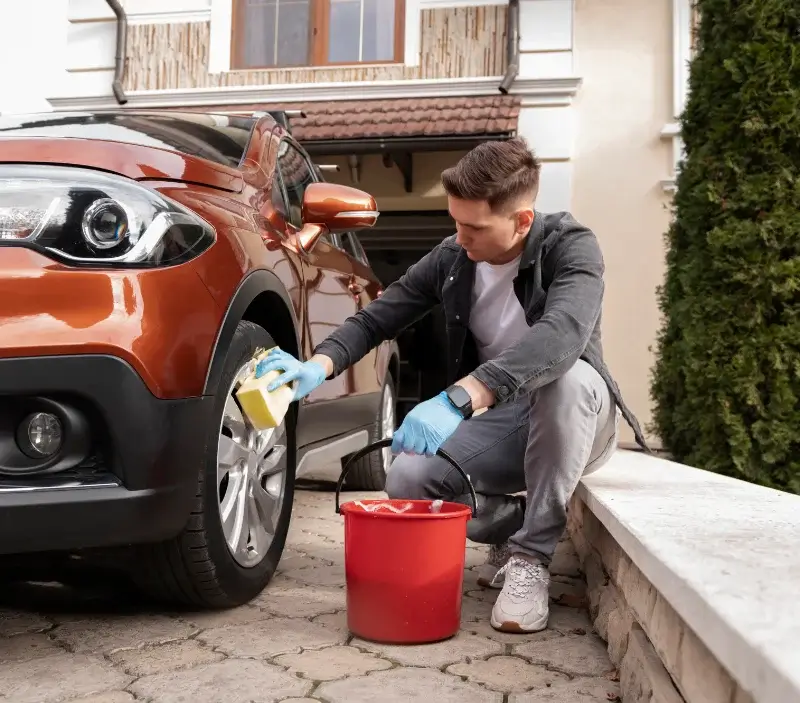 Lavage auto à domicile La Fage-Saint-Julien : professionnel intervenant sur un véhicule